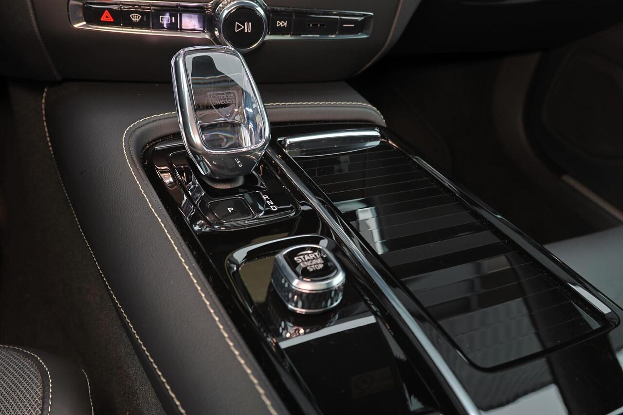 Volvo V60 T6 Recharge AWD Plus Dark Black Edition - Panorama/schuifdak - IntelliSafe Assist & Surround - Parkeercamera achter - Verwarmde voorstoelen, stuur & achterbank - Parkeersensoren voor & achter - Elektr. bedienb. voorstoelen met geheugen - Elektr. inklapbar