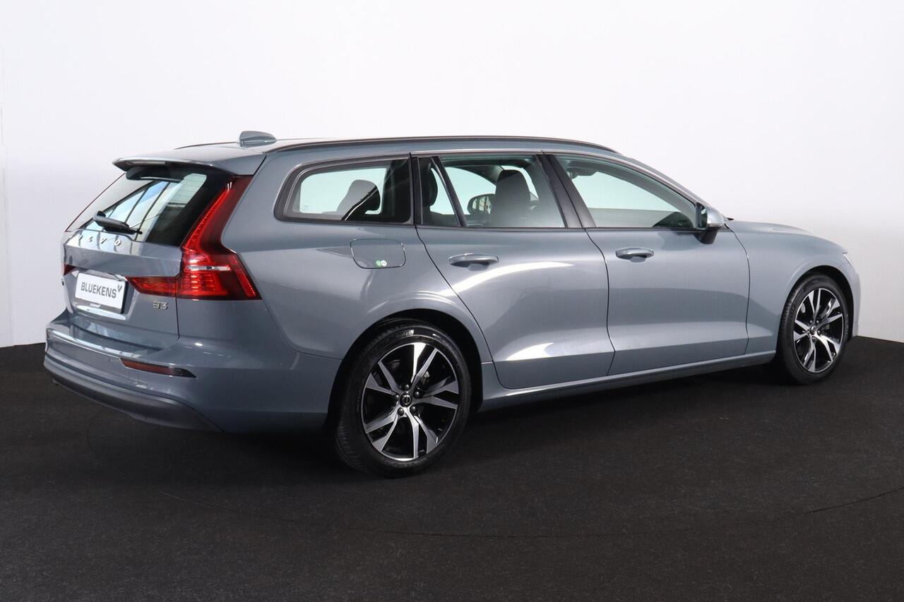 Volvo V60 B3 Essential - IntelliSafe Assist & Surround - Parkeercamera achter - Verwarmde voorstoelen, stuur & achterbank - Parkeersensoren voor & achter - Draadloze tel. lader - Elektr. inklapbare trekhaak - 18' LMV