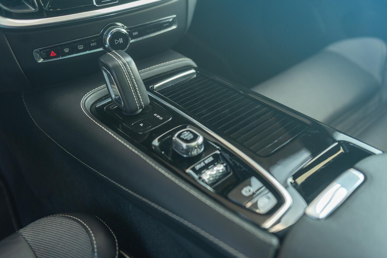 Volvo V60 T6 Aut. Plug-In Hybrid R-Design Leder Panoramadak 340pk