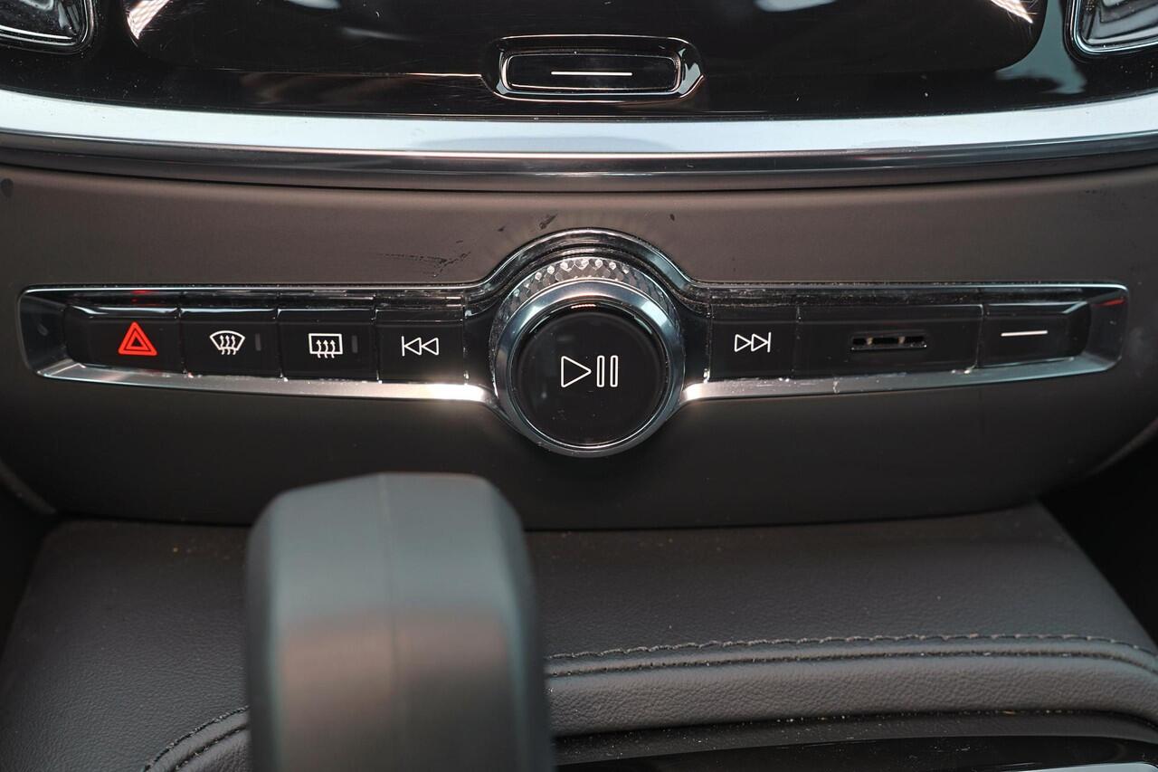 Volvo V60 T6 Recharge AWD Essential - IntelliSafe Assist & Surround - Parkeercamera achter - Verwarmde voorstoelen, stuur & achterbank - Parkeersensoren voor & achter - High Performance audio - Elektr. inklapbare trekhaak - 18' LMV