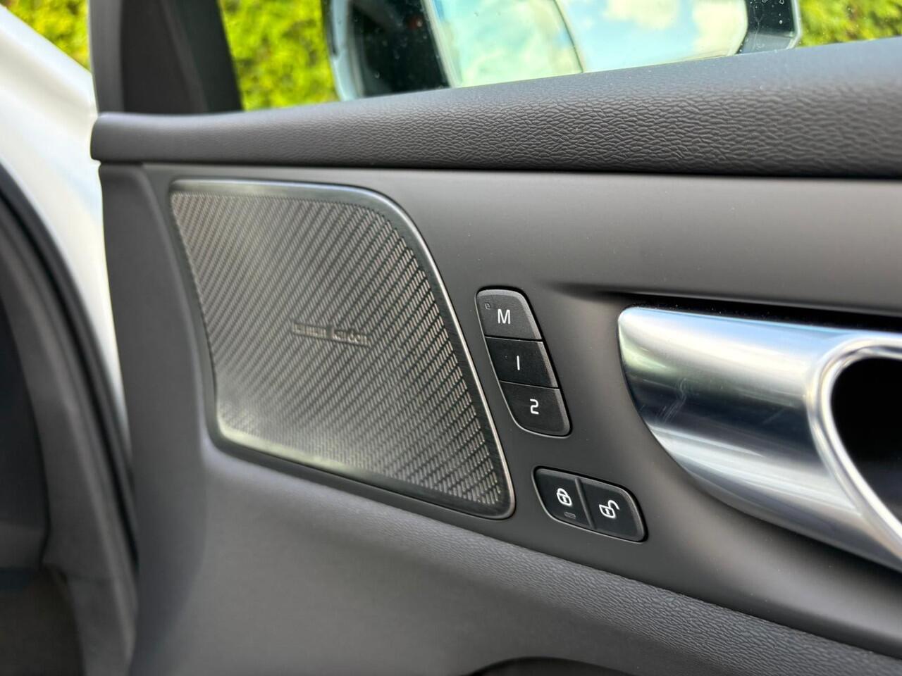 Volvo V60 T8 Plug-in hybrid AWD Ultra Dark | Trekhaak | Panoramadak | Stoel + stuurverwarming | Harman/Kardon |