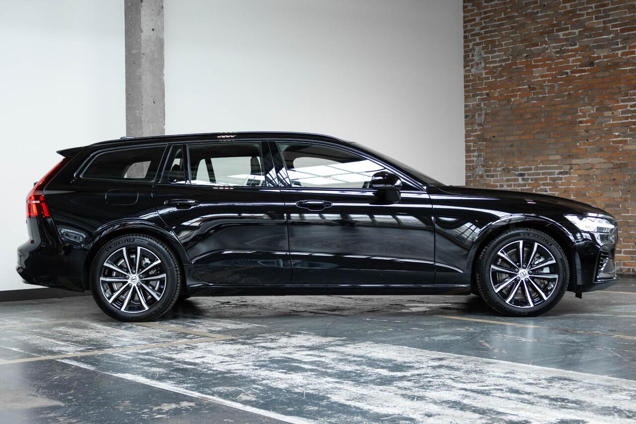 Volvo V60 T6 Plug-in hybrid AWD Plus Dark | Adaptive Cruise Control | 360° Parkeercamera | BLIS | Stoelverwarming | Stuurwielverwarming | Wegklapbare trekhaak | Harman Kardon Premium Audio | Google infotainment
