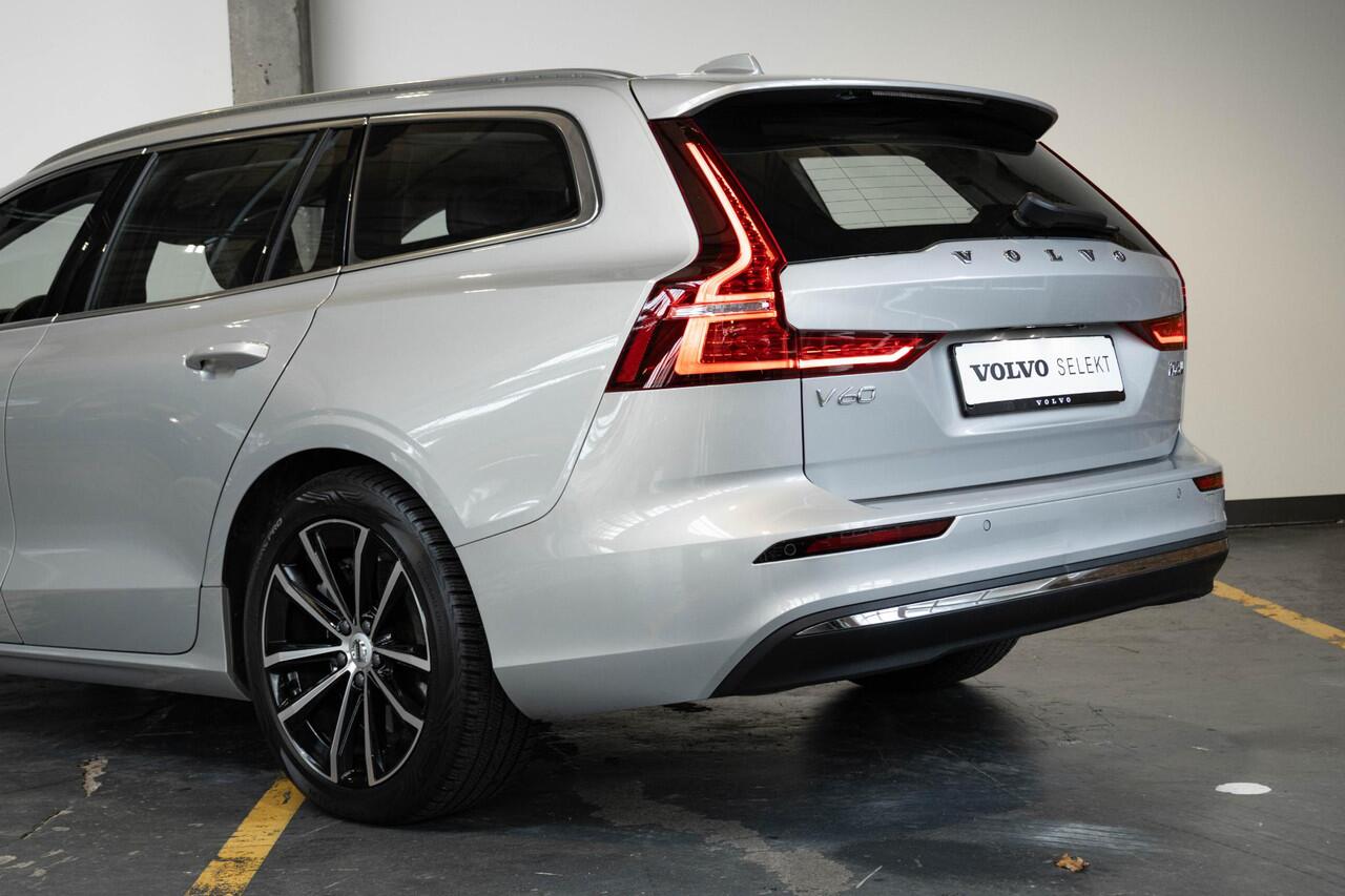 Volvo V60 T6 Plug-in hybrid AWD Essential Bright | Stoelverwarming | Adaptive Cruise Control | BLIS | Parkeersensoren voor + achter | Stoelverwarming | Stuurwielverwarming | Parkeercamera | Google Infotainment | Electrische wegklapbare Trekhaak