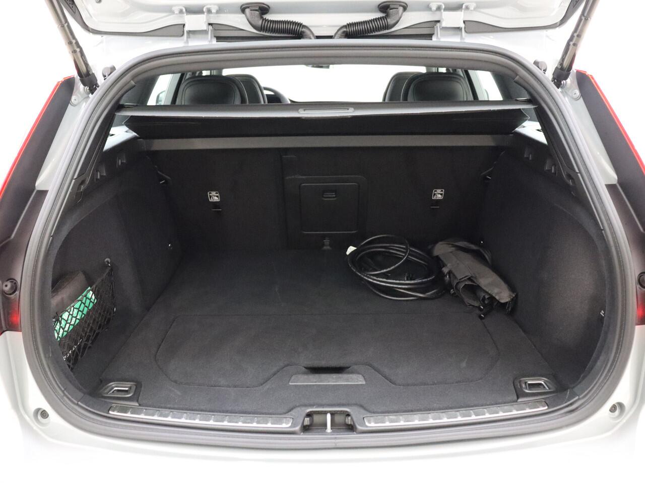 Volvo V60 T6 350pk AWD Plus Dark / Panorama dak / Contour stoelen / Camera rondom / Harman en Kardon audio / Trekhaak /