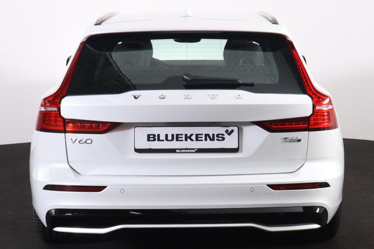 Volvo V60 T6 Recharge AWD Plus Dark - IntelliSafe Assist & Surround - 360º Camera - Harman/Kardon audio - Verwarmde voorstoelen, stuur & achterbank - Parkeersensoren voor & achter - Elektr. bedienb. voorstoelen met geheugen - Elektr. inklapbare trekhaak - 18' LMV