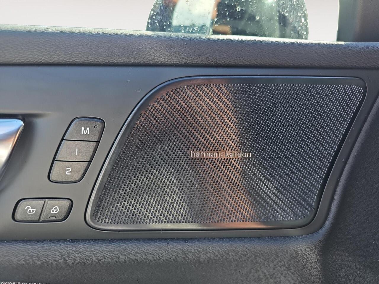 Volvo V60 2.0 T6 Plug-in hybrid AWD Ultra Dark | Sportstoelen | Head-up display | Panoramadak | Gelamineerde zijruiten |