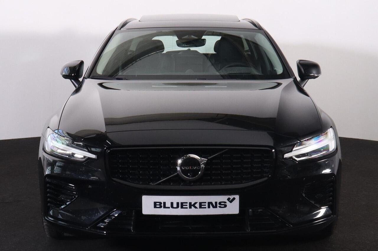 Volvo V60 T8 Recharge AWD Ultimate Dark - Panorama/schuifdak - IntelliSafe Assist & Surround - 360º Camera - Bowers & Wilkins audio - Adaptieve LED koplampen - Verwarmde voorstoelen, stuur & achterbank - Parkeersensoren voor & achter - Elektr. bedienb. voorstoelen 