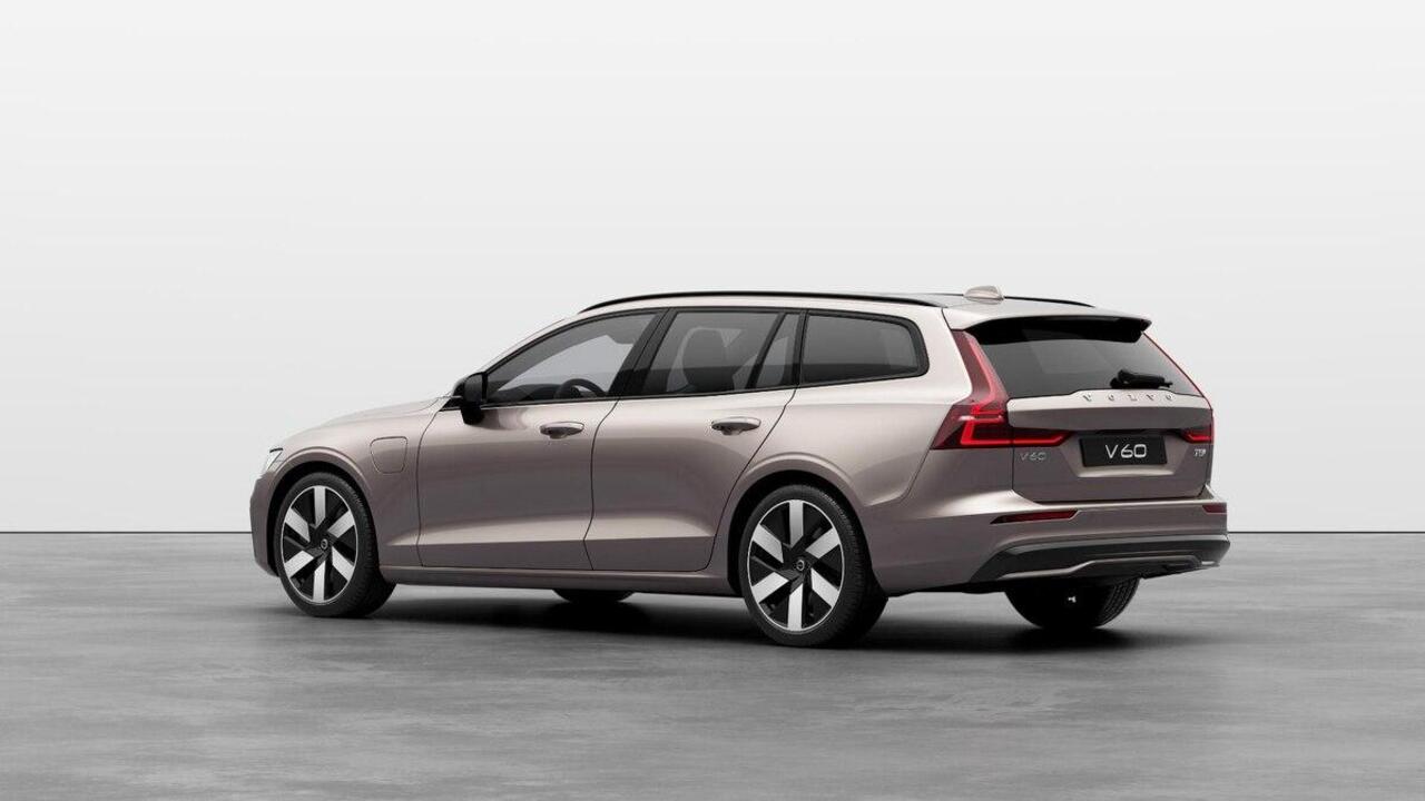 Volvo V60 T8 Plug-in hybrid AWD Plus Perform. Ed. Dark | Dec. 2025 Leverbaar | Panoramisch Schuif-/Kanteldak | Polestar Performance | Adaptieve Cruise Control | BLIS | 360 Graden Camera | Extra Getint Glas | 19 Inch Lichtmetalen velgen | Harman Kardon Premium Sound