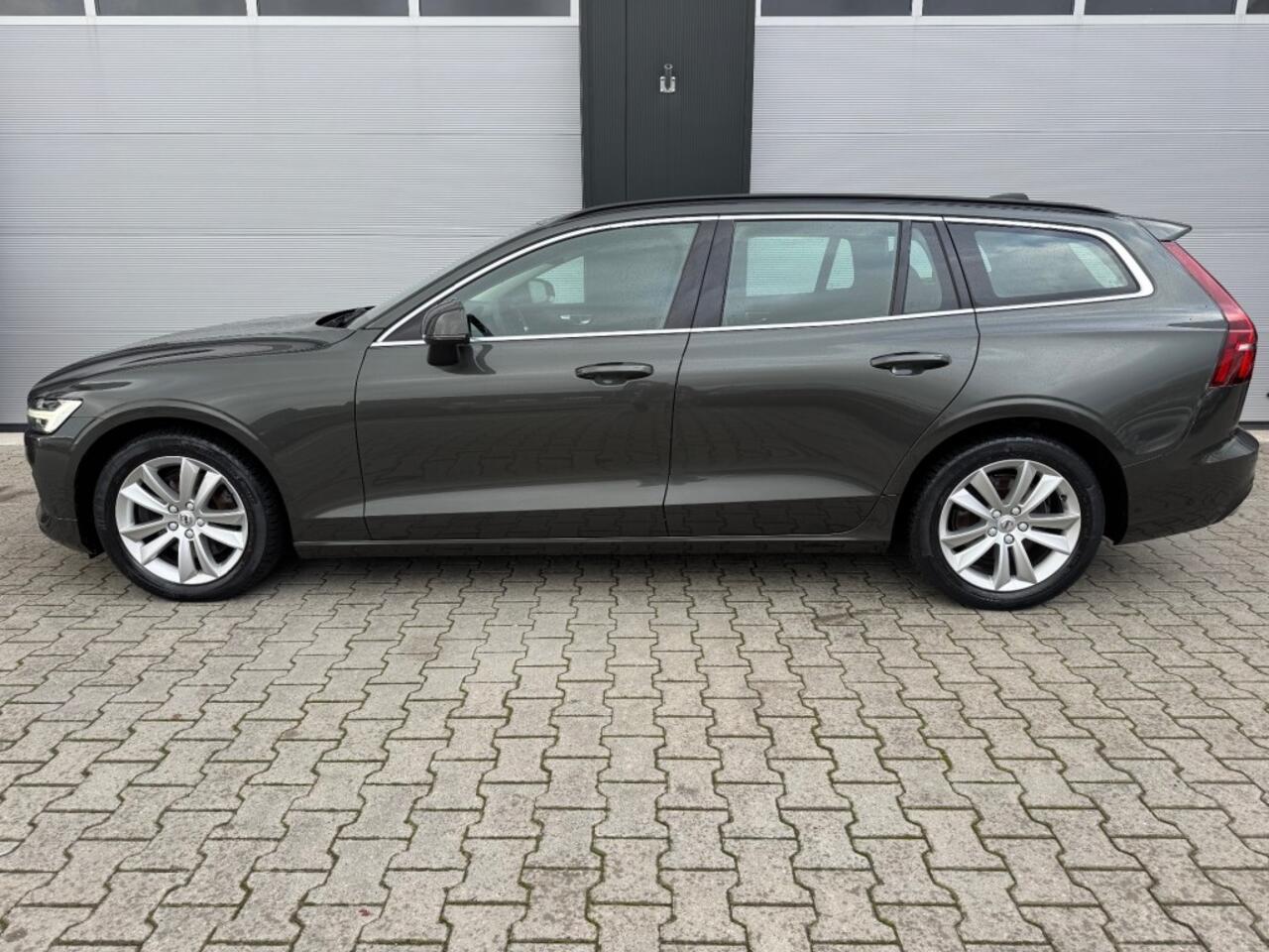 Volvo V60 2.0 B3 MILD-HYBRIDE / MOMENTUM BUSINESS / Automaat / Apple CarPlay en smartphone-integratie.