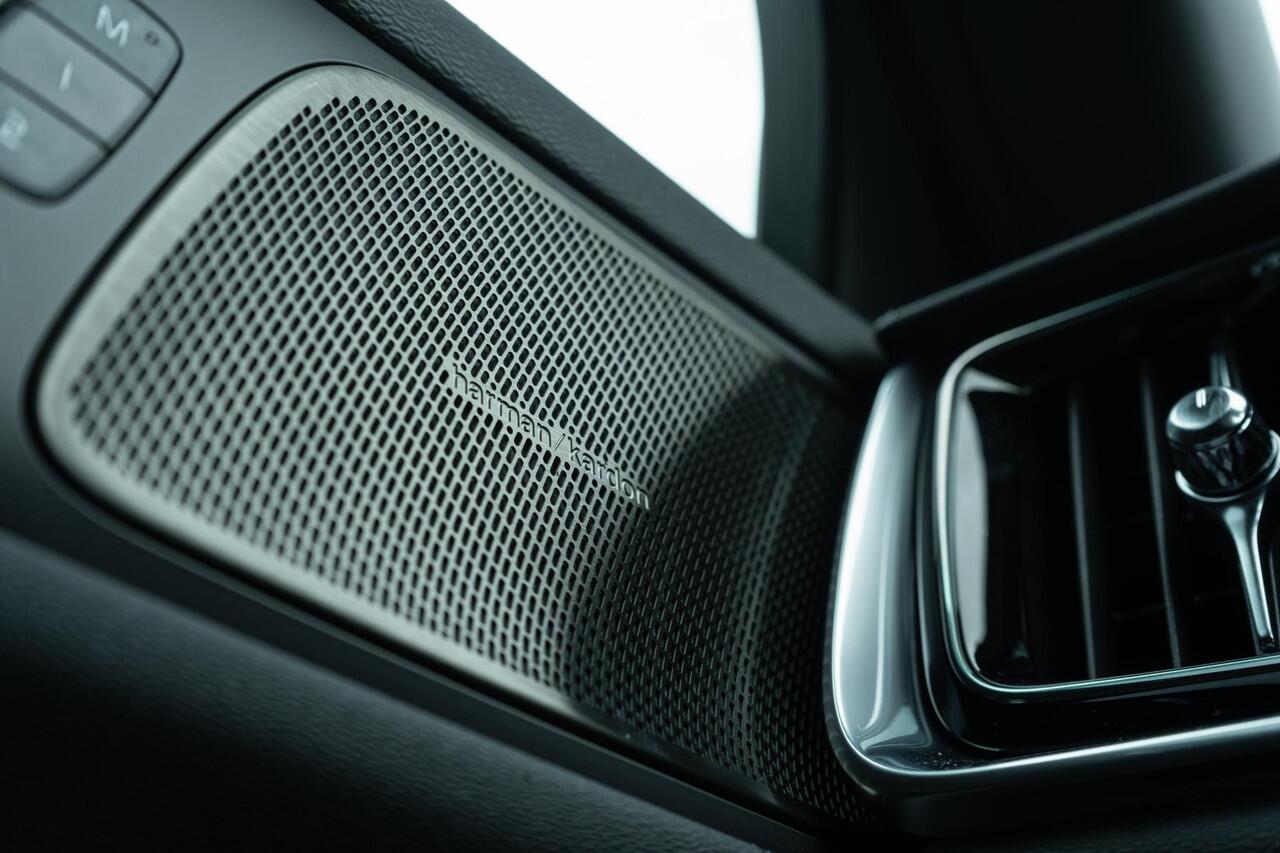 Volvo V60 T6 AWD 350 PK Plug-in hybrid Plus Dark | Extra getint glas | Verw.stoelen V+A | Parkeercamera | 19" 5-Triple Spaaks Black | Nappa Leder / Open Grid