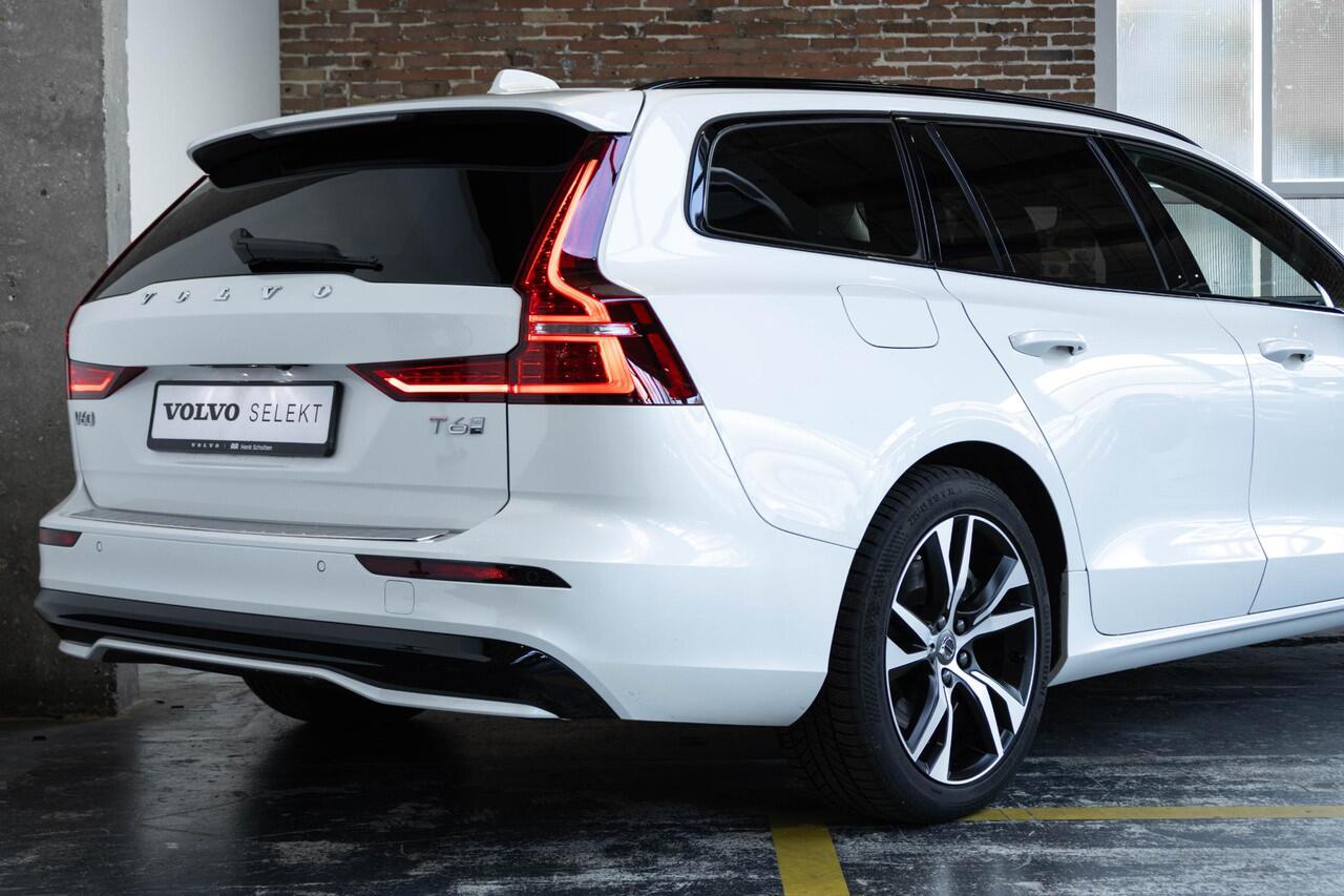 Volvo V60 T6 Automaat Plug-in hybrid AWD Ultra Dark | Panoramadak | Harman Kardon Premium Audio | Lederen bekleding | Parkeercamera | Google Infotainment | Stoelverwarming | Stuurwielverwarming | Semi-Elektrische inklapbare trekhaak