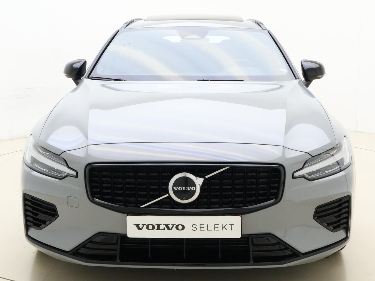 Volvo V60 T6 350pk AWD Plus Dark / Panorama dak / Contour stoelen / Camera rondom / Harman en Kardon audio / Trekhaak /