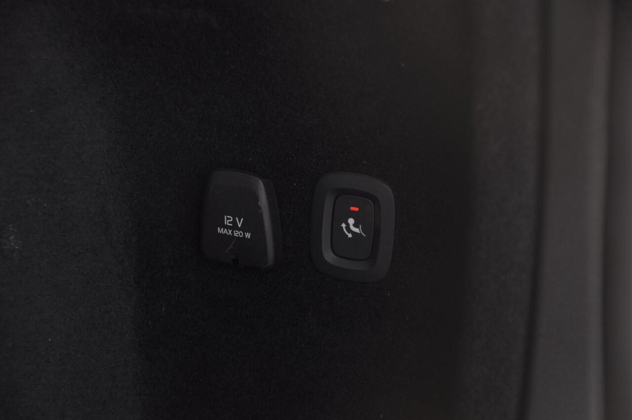 Volvo V60 T6 340PK Automaat Recharge AWD Inscription Trekhaak / Adaptieve cruise control /BLIS / Parkeersensoren met camera / Stoel - en stuurwielverwarming / Elektrische stoelen met geheugen / Getint glas / Apple carplay / Keyless entry / Elektrische achterklep