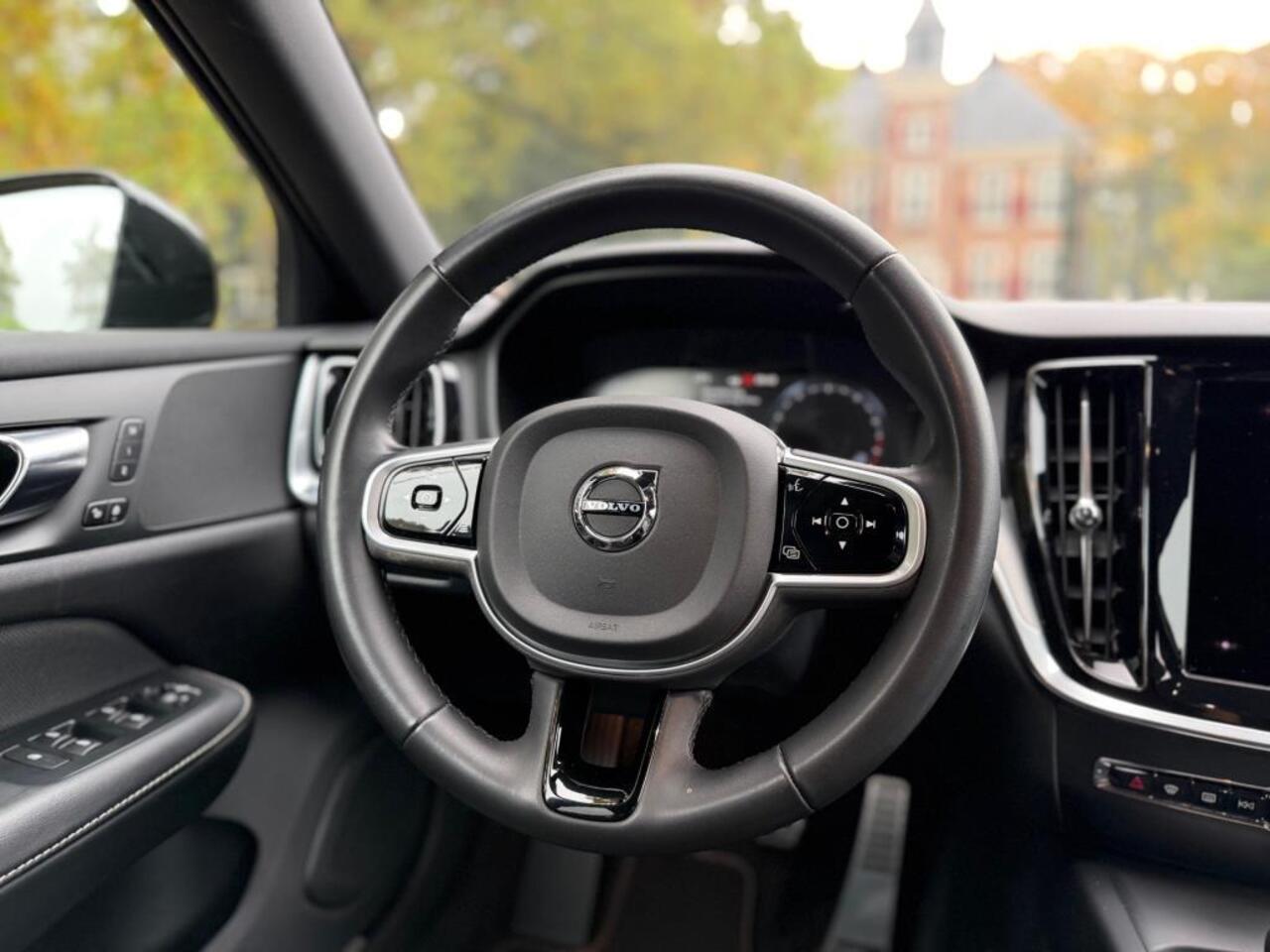 Volvo V60 2.0 B3 R-Design | Camera | Memory | Navi | Dealer Onderhouden |