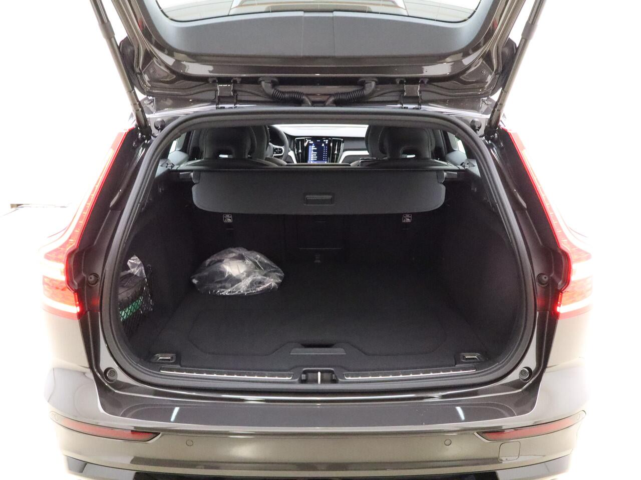 Volvo V60 T6 350pk AWD Plus Dark / Sportleder / 360 Camera / El. Trekhaak / Harman&Kardon / Verw. Voorruit / Keyless / Adapt. Cruise / BLIS / El. Stoelen / Stoel + Stuurw. Verwarming /