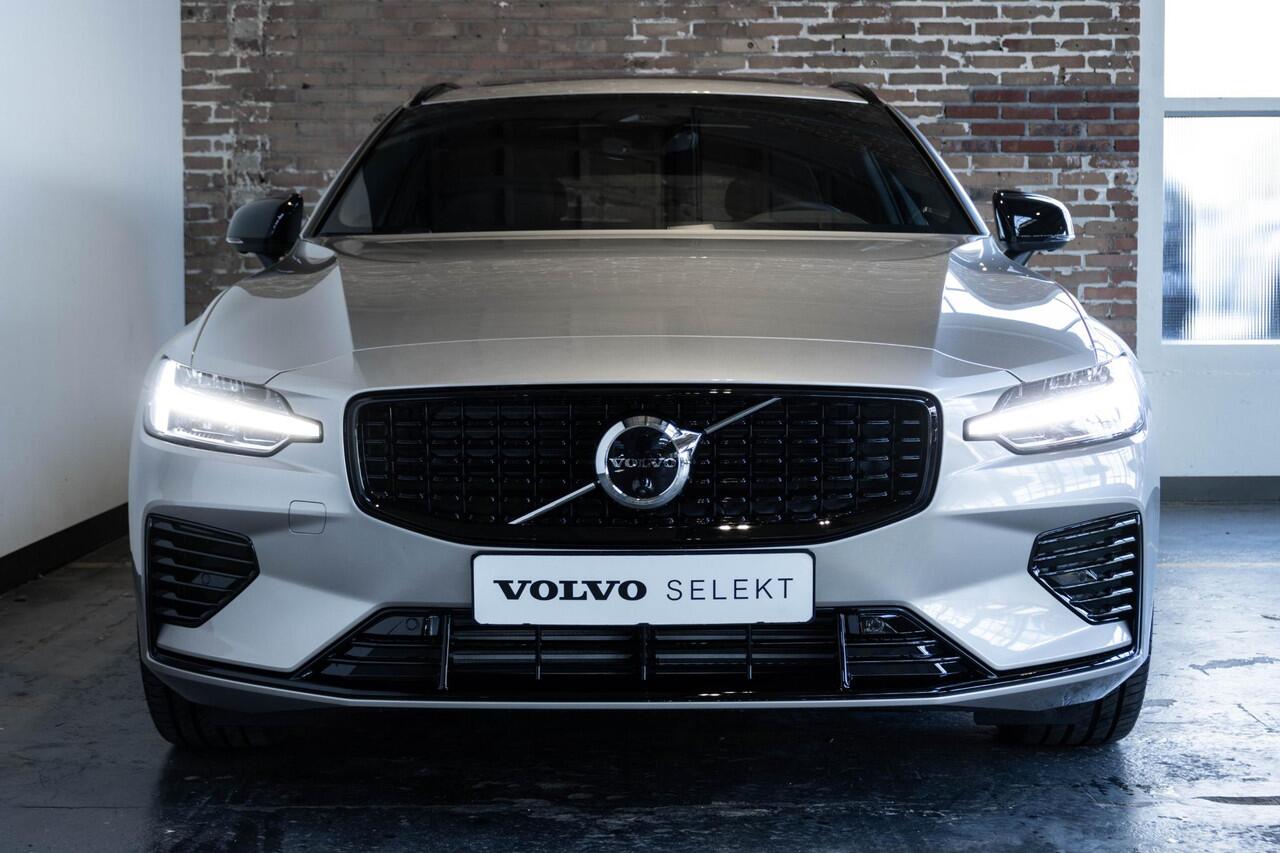 Volvo V60 T6 Automaat Plug-in hybrid AWD Ultra Dark | Panoramadak | 360° parkeercamera | Parkeersensoren voor + achter | Harman Kardon premium audio | Google infotainment | Stoelverwarming | Stuurwielverwarming | Parkeerverwarming | BLIS | Adaptive cruise control 