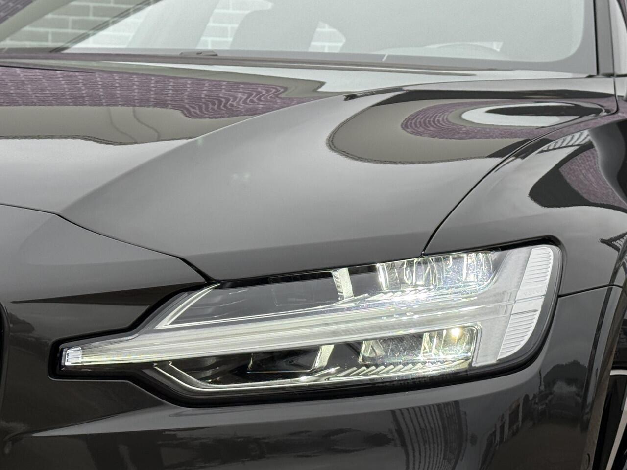 Volvo V60 2.0 T6 Plug-in hybrid AWD Plus Dark | 360° Camera | Stoel en stuurverwarming | Trekhaak | Adaptieve cruise control | Harman/Kardon audio | BLIS dodehoekdetectie |