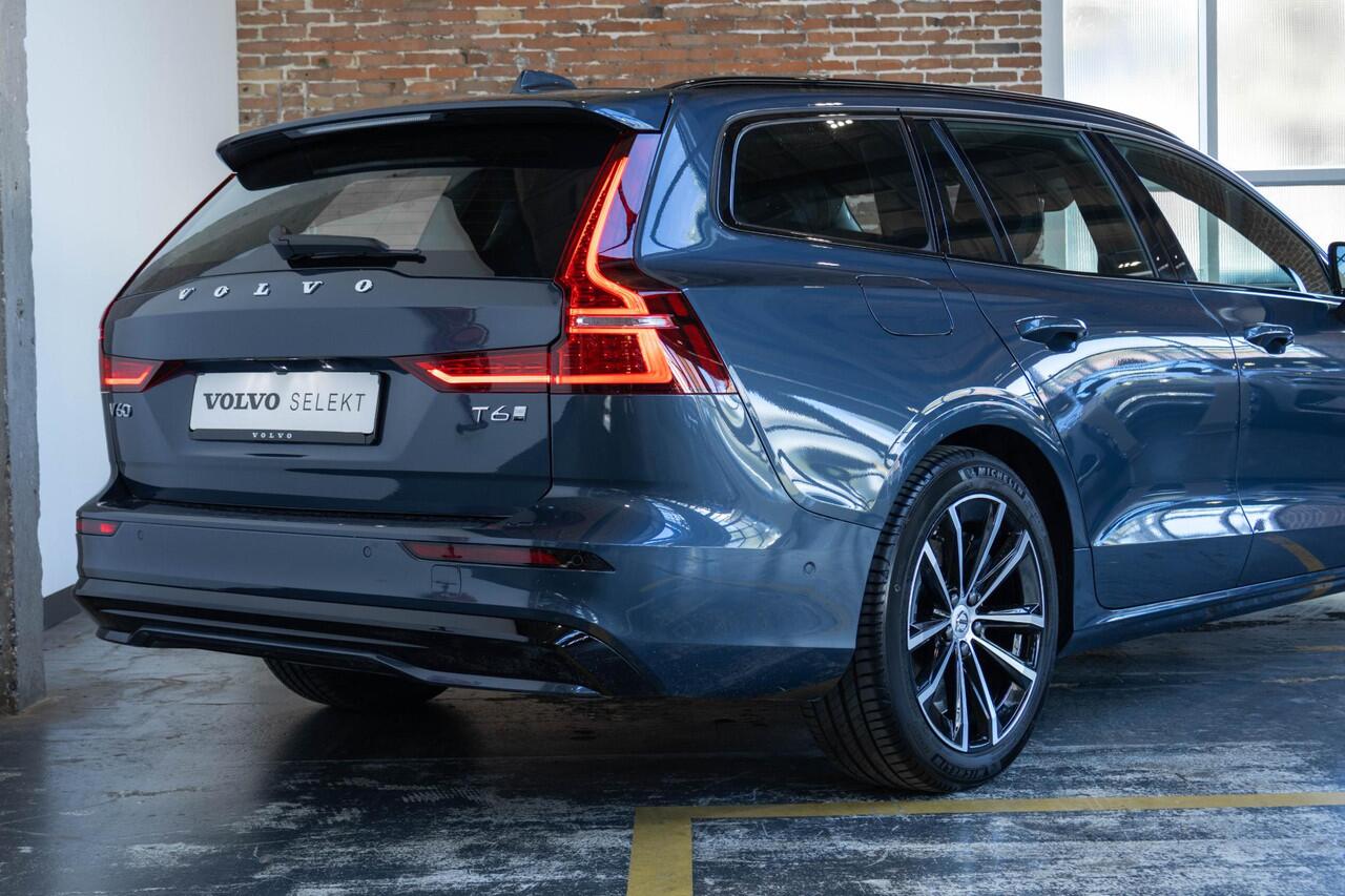 Volvo V60 2.0 T6 Plug-in hybrid AWD Plus Dark | Adaptive Cruise Control | 360° Parkeercamera | Stoelverwarming | Stuurwielverwarming | Harman Kardon Premium Audio | Electrische wegklapbare trekhaak | Google infotainment | Longe Range