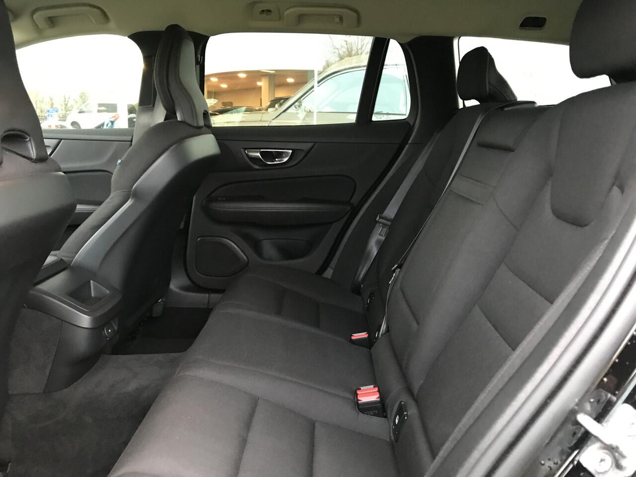 Volvo V60 2.0 B3 Momentum Advantage Automaat | Rijklaar incl 12 mnd Bovag | Carplay Darktint Trekhaak DAB