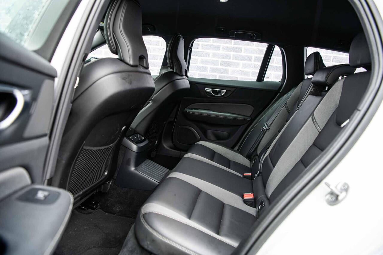 Volvo V60 2.0 T6 Plug-in hybrid AWD Plus Dark | Trekhaak | 360 camera | Harman Kardon audio | Stoel- en stuurwielverwarming | Adaptive cruise control | Dode hoek detectie BLIS |