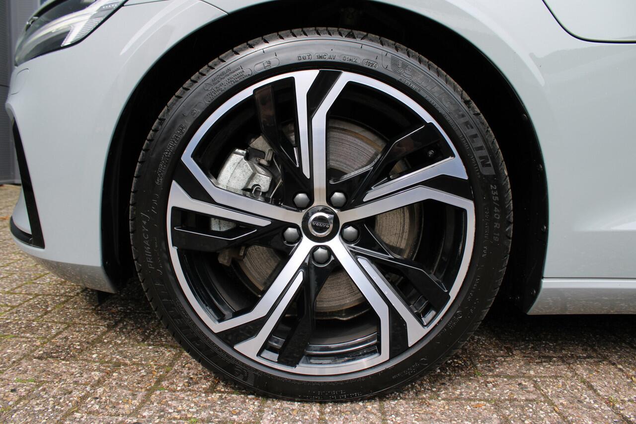 Volvo V60 2.0 T6 Plug-in hybrid AWD Plus Dark | Panoramadak | Trekhaak | H/K | 360 Camera