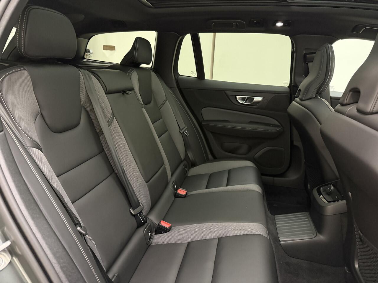 Volvo V60 T6 350pk AWD Plus Dark / ¤4300,- Voorraadkorting / Panoramisch dak / Head-up display / Keyless / 360Camera / H&K Audio / Sportstoelen.