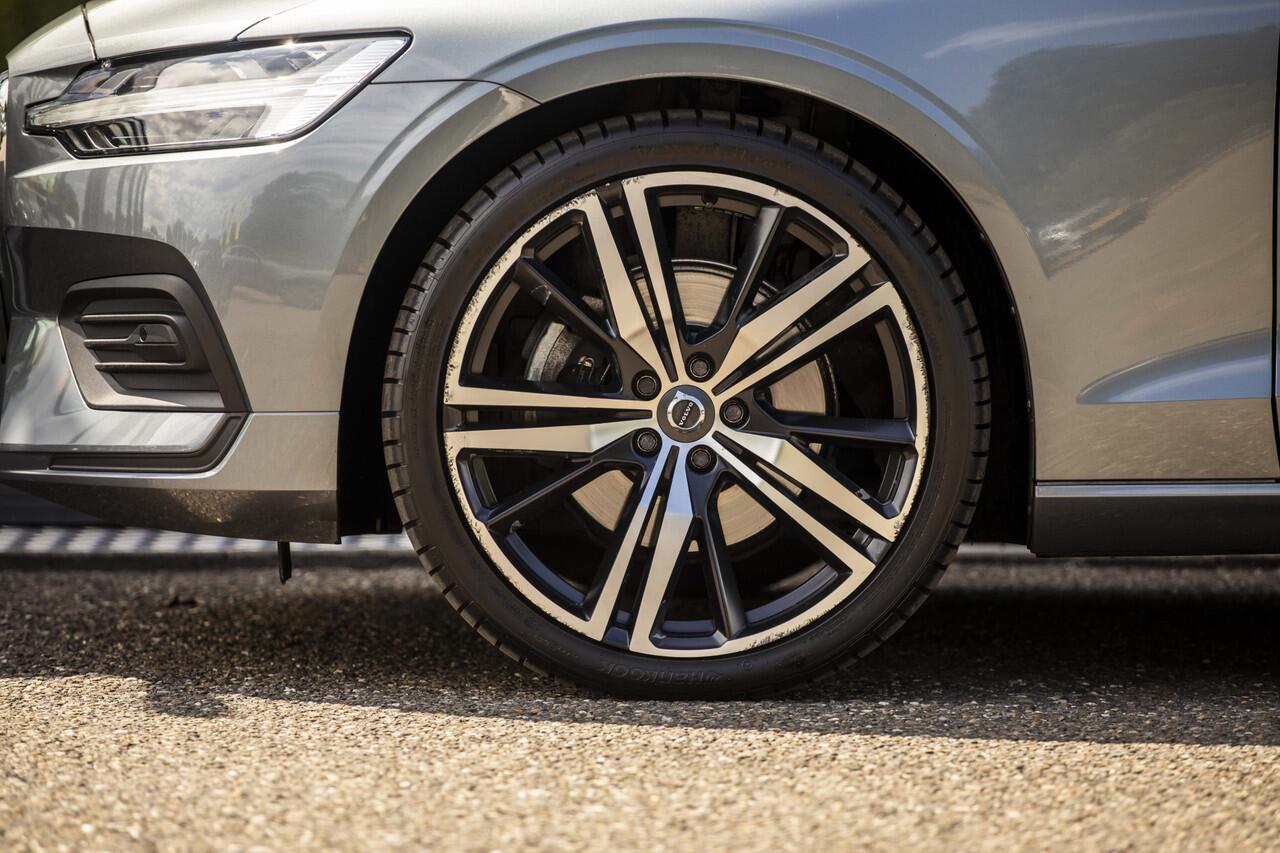 Volvo V60 2.0 B3 Momentum Advantage