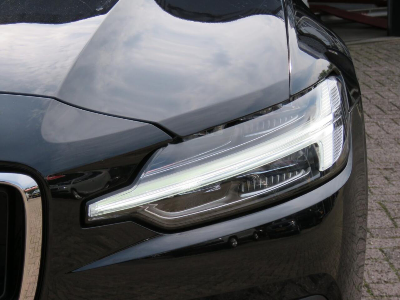 Volvo V60 2.0 B3 163pk Aut. Core / Camera / Stoel-stuurverw. / Elec.klep / Veel opties / BOVAG garantie