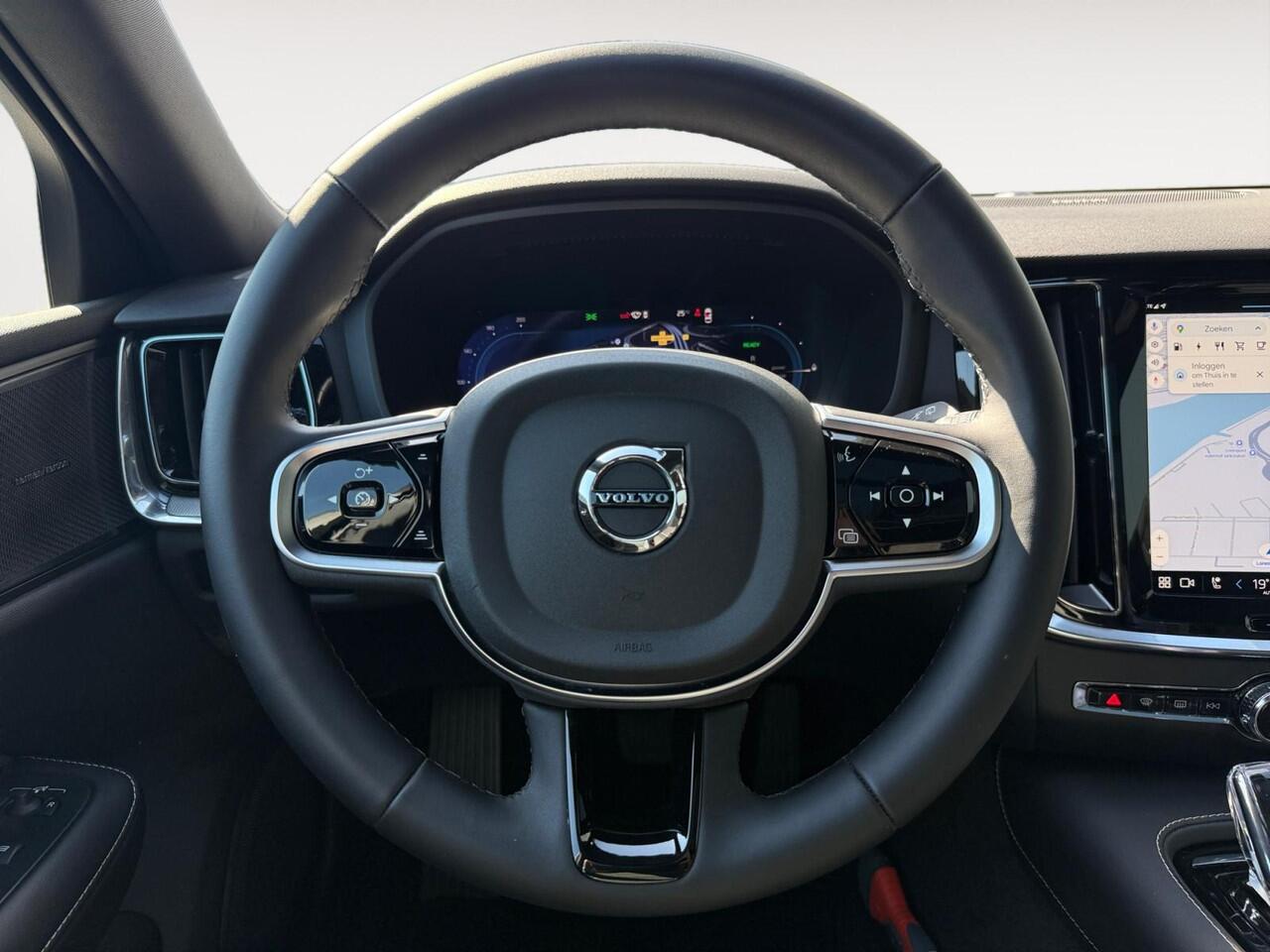 Volvo V60 2.0 T6 Plug-in hybrid AWD Plus Dark | Trekhaak | Sportstoelen | Panoramadak | Stoelverwarming |