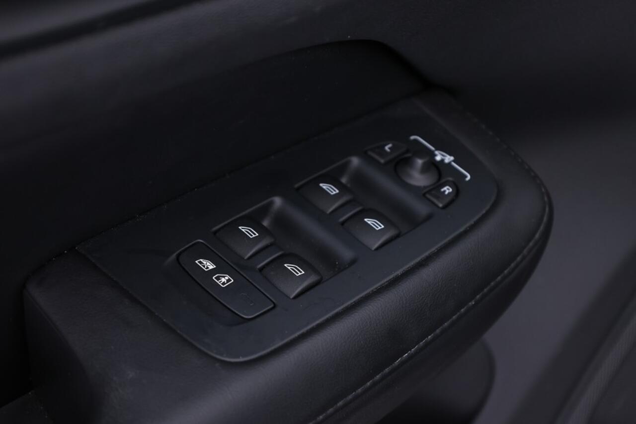 Volvo V60 2.0 T6 Plug-in hybrid AWD Ultra Dark | PANORAMADAK ? 1e Eigenaar