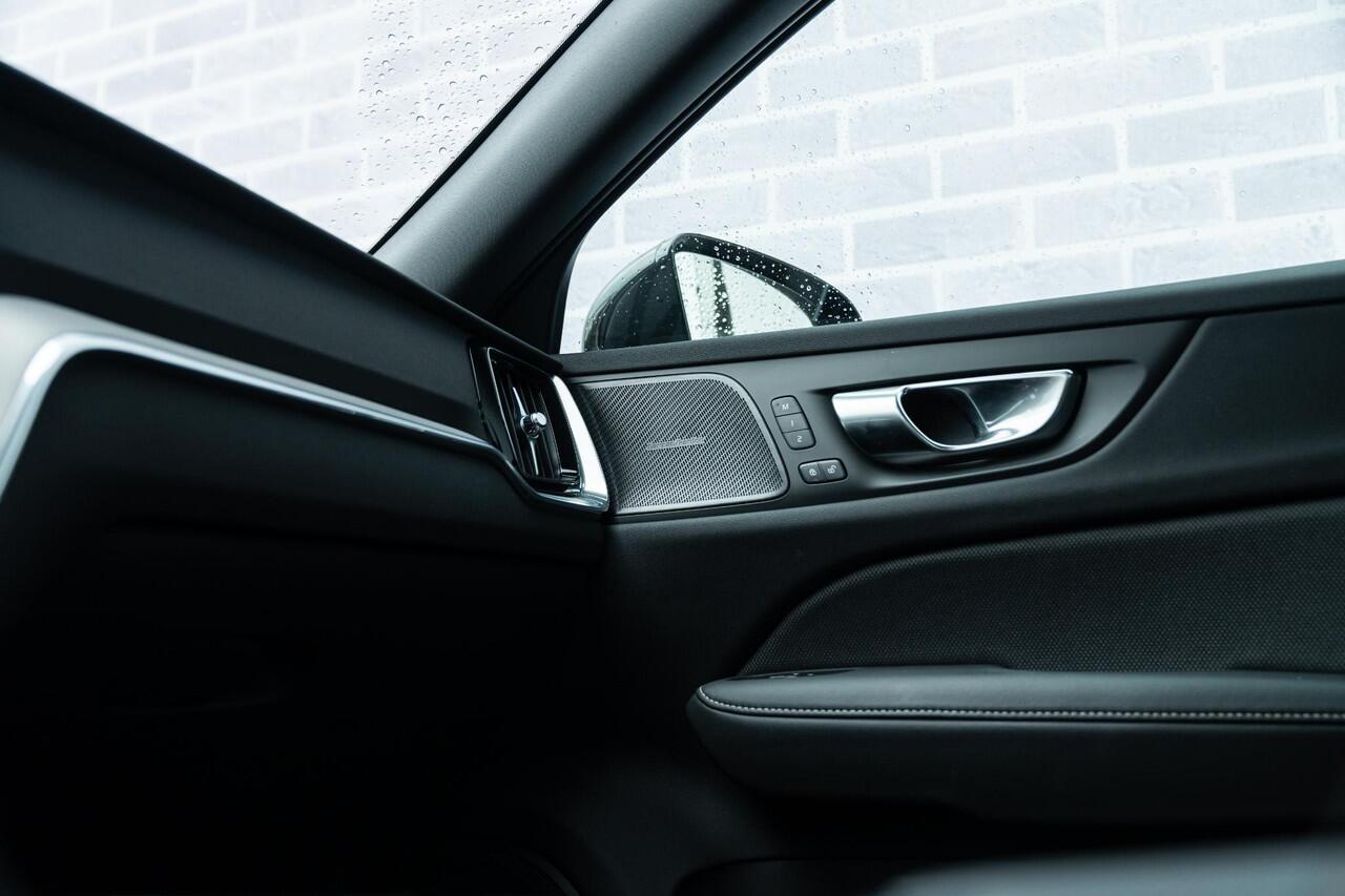 Volvo V60 T6 Plug-in hybrid AWD Plus Dark | Long Range | Trekhaak | All-seasonbanden | Elektr. bedienbaar schuif-\-kanteldak | Adaptive Cruise Control | Extra getint glas | 360 Camera | Stoelverwarming voor + achter | Verwarmd stuurwiel | Elektr. verwarmde voorruit