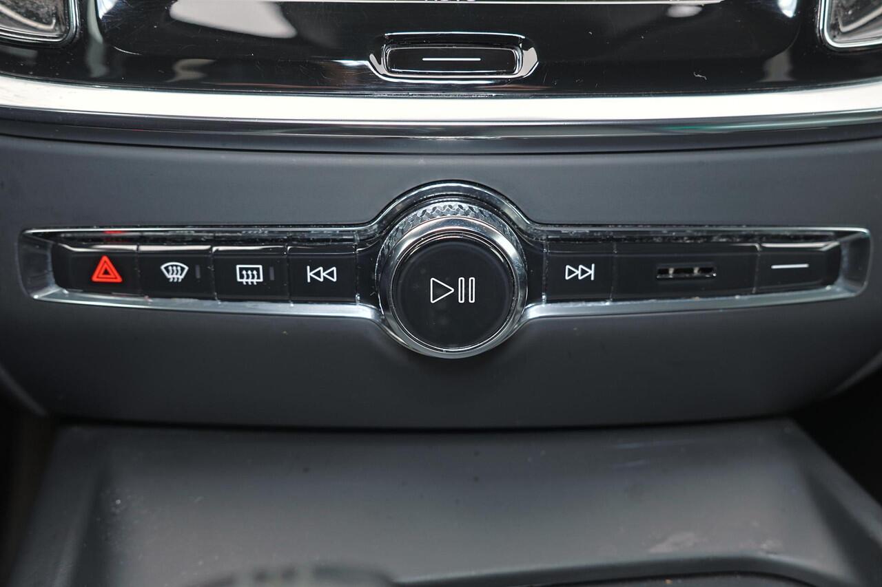 Volvo V60 B3 Momentum - Leder - IntelliSafe Surround - Elektr. bedienb. voorstoelen - Parkeercamera achter - Verwarmde voorstoelen - Extra getint glas - Parkeersensoren voor & achter - Adaptieve LED koplampen -