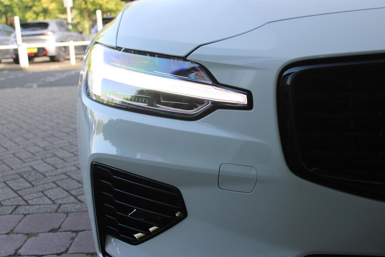 Volvo V60 2.0 T6 RECHARGE 340PK AWD R-DESIGN | ELEKTRISCH BEDIENBARE VOORSTOELEN MET GEHEUGEN OP BESTUURDERSSTOEL | 18" 5-Y SPAAKS MATT BLACK / DIAMOND CUT R-DESIGN WIELEN | HIGH PERFORMANCE SOUND HARMAN KARDON | ADAPTIVE CRUISE CONTROL | ACHTERUITRIJ CAMERA | GETI
