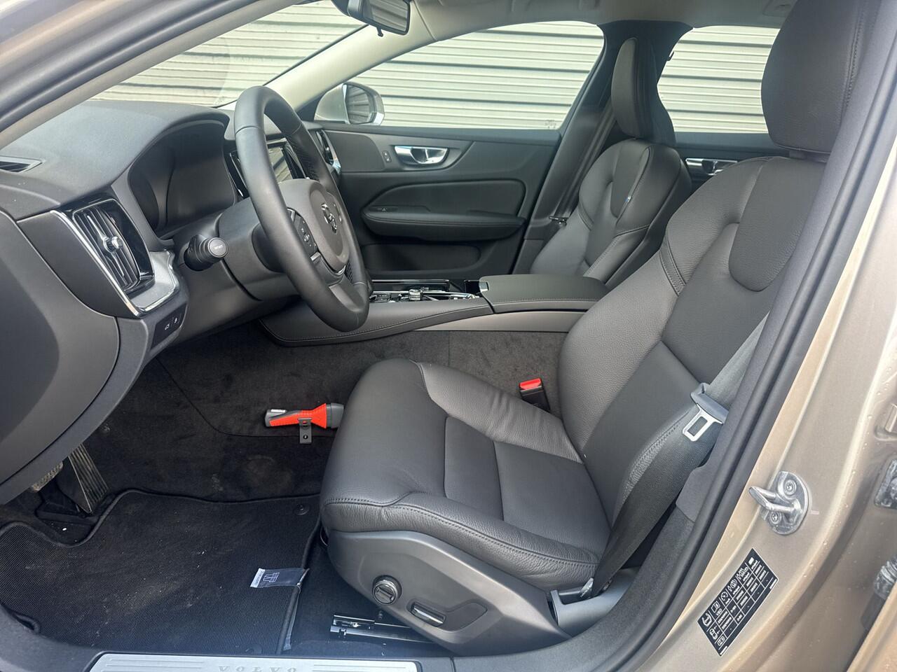 Volvo V60 T6 Plug-in hybrid AWD Essential Edition / VOORAAD AKTIE PRIJS /