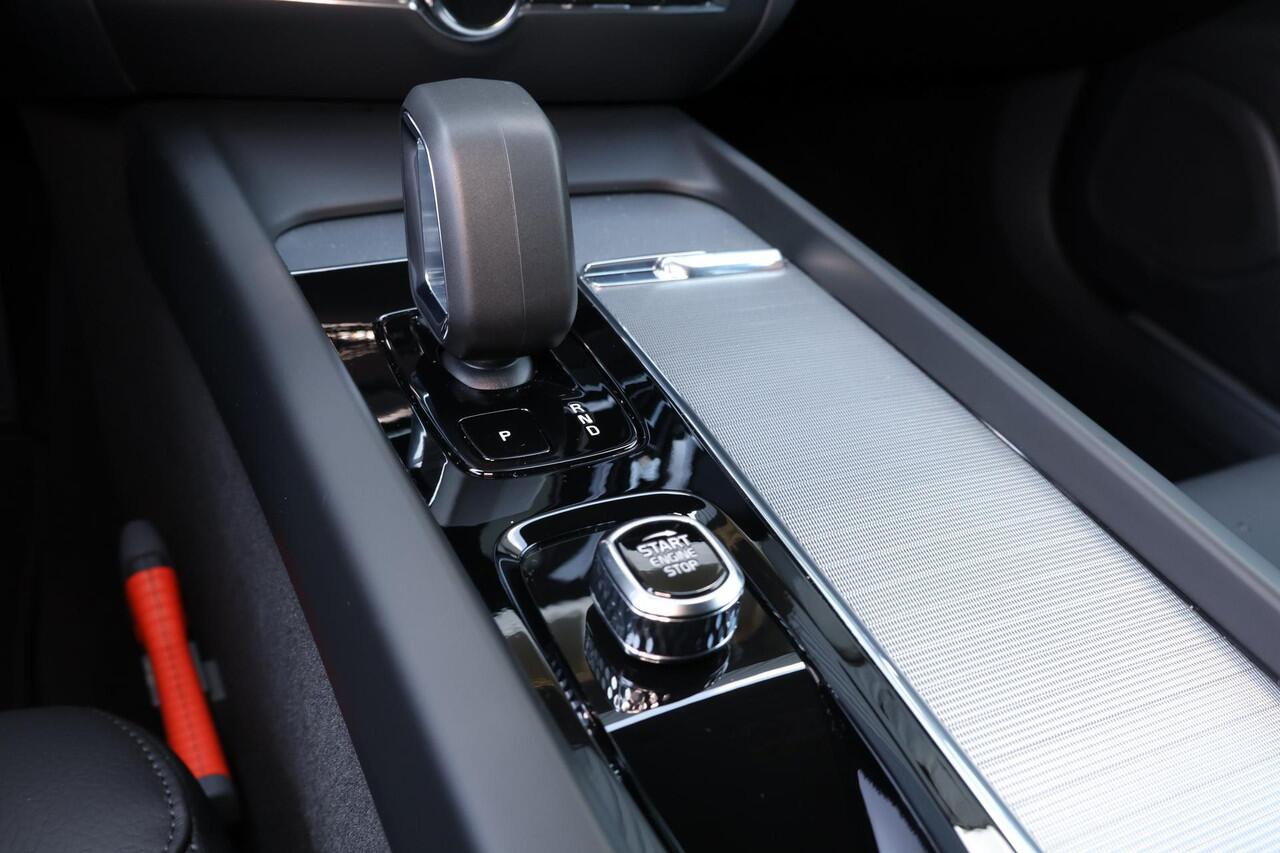 Volvo V60 B4 Essential Edition Sport - Intellisafe Assist & Surround - Parkeercamera achter- Verwarmbare voorstoelen, stuurwiel en achterbank - Parkeersensoren voor & achter - Lederen bekleding - 19' wielen