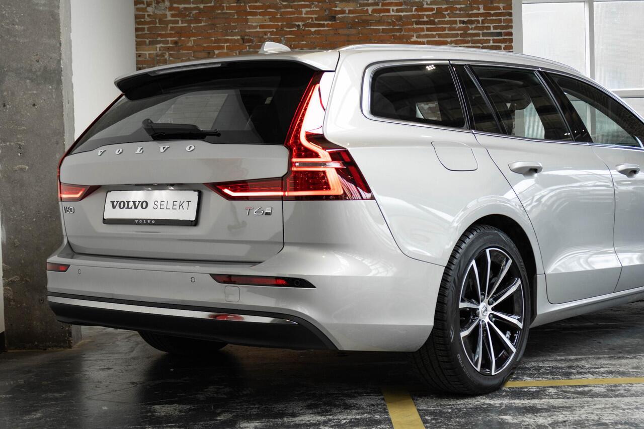 Volvo V60 T6 Plug-in hybrid AWD Essential Bright | Stoelverwarming | Adaptive Cruise Control | BLIS | Parkeersensoren voor + achter | Stoelverwarming | Stuurwielverwarming | Parkeercamera | Google Infotainment | Electrische wegklapbare Trekhaak
