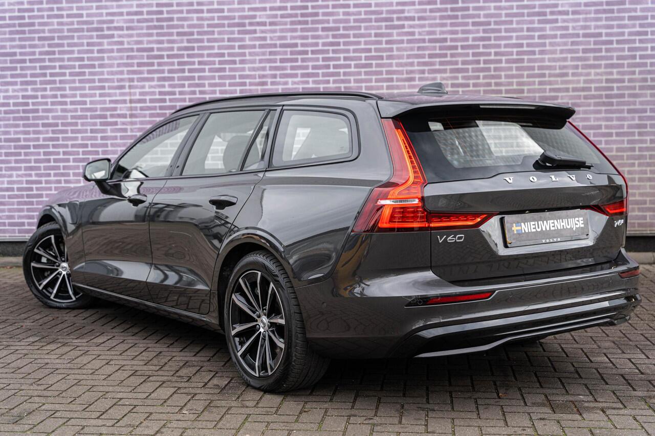 Volvo V60 T6 Plug-in hybrid AWD Plus Dark | Harman Kardon Audio | Trekhaak | Stoel- / Stuurverwarming Voor + Achter | 360 Camera | Adaptive Cruise | Long Range | Google | Carplay | Dodehoekdetectie