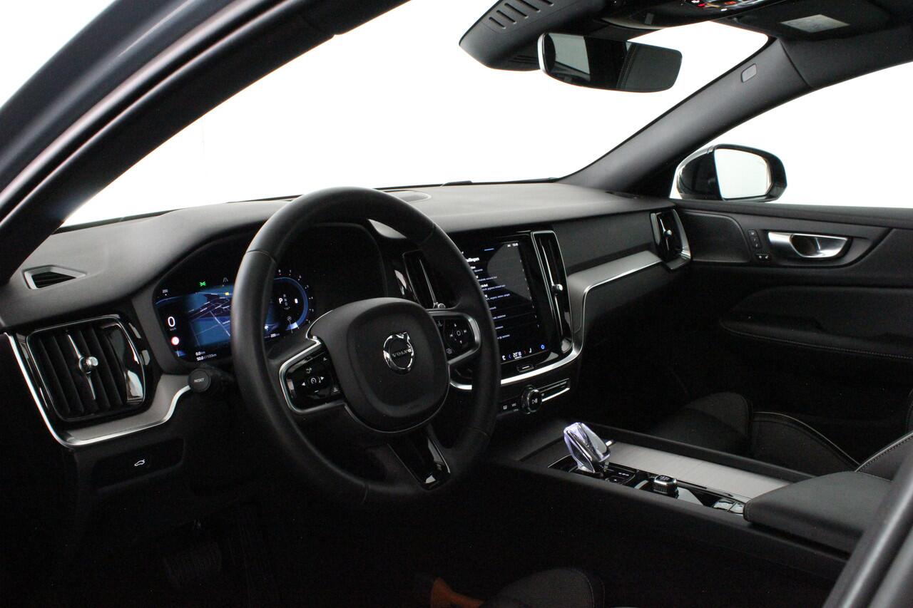 Volvo V60 2.0 B3 Plus Dark > Standkachel/Pano.schuif/Trekhaak/360 camera/Harman Kardon