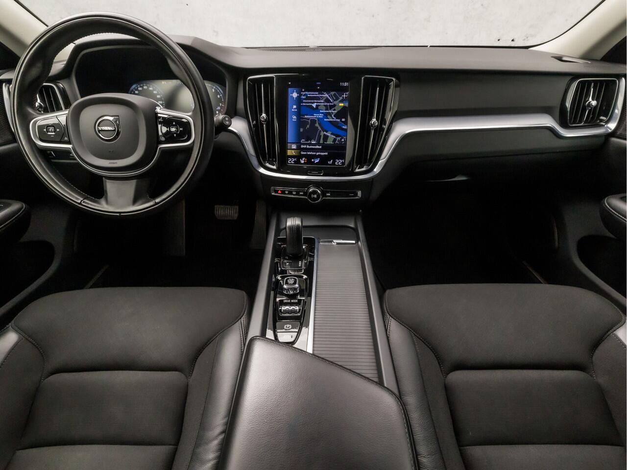 Volvo V60 2.0 B3 Sport 177Pk Automaat (APPLE CARPLAY, GROOT NAVI, HARMAN/KARDON, LEDER, STUUR/STOELVERWARMING, CAMERA, SPORTSTOELEN, GETINT GLAS, ADAPTIVE CRUISE, KEYLESS, ELEK ACHTERKLEP, NIEUWSTAAT)