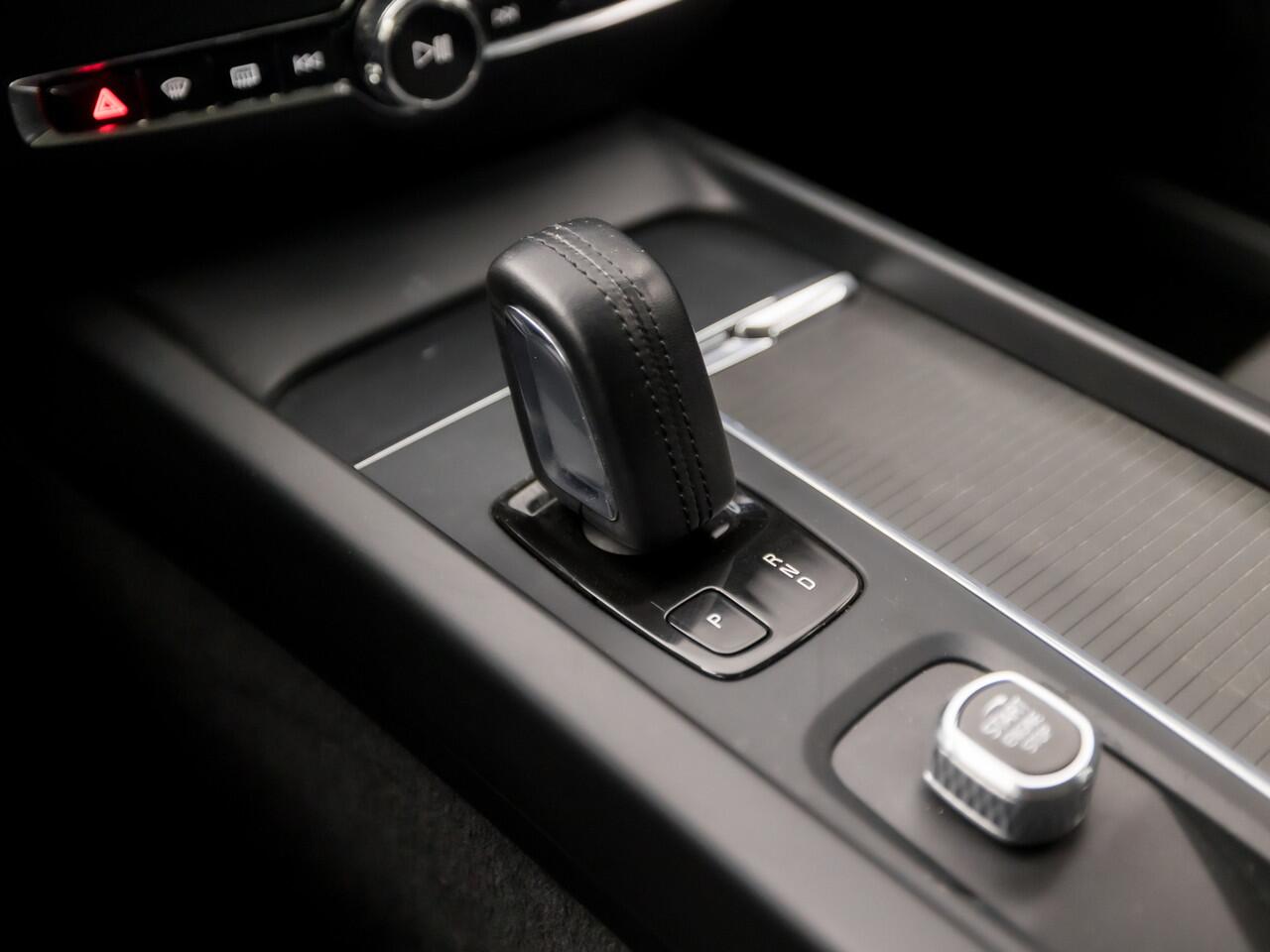 Volvo V60 2.0 B3 Momentum 164Pk Automaat (GROOT NAVI, CAMERA, ADAPTIVE CRUISE, SPORTSTOELEN, LED KOPLAMPEN, STUUR/STOELVERWARMING, NIEUWE APK, NIEUWSTAAT)