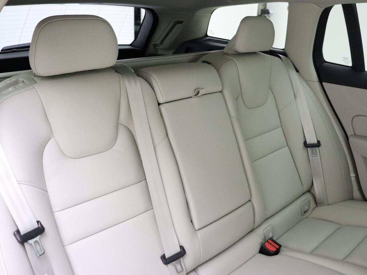 Volvo V60 T6 350pk AWD Essential Edition Bright / Voorraadkorting ¤8000,- / Blond leder / ACC / PDC V+A / Camera / Stoel/- en stuurverwarming / 19'' Velgen / Getint glas /