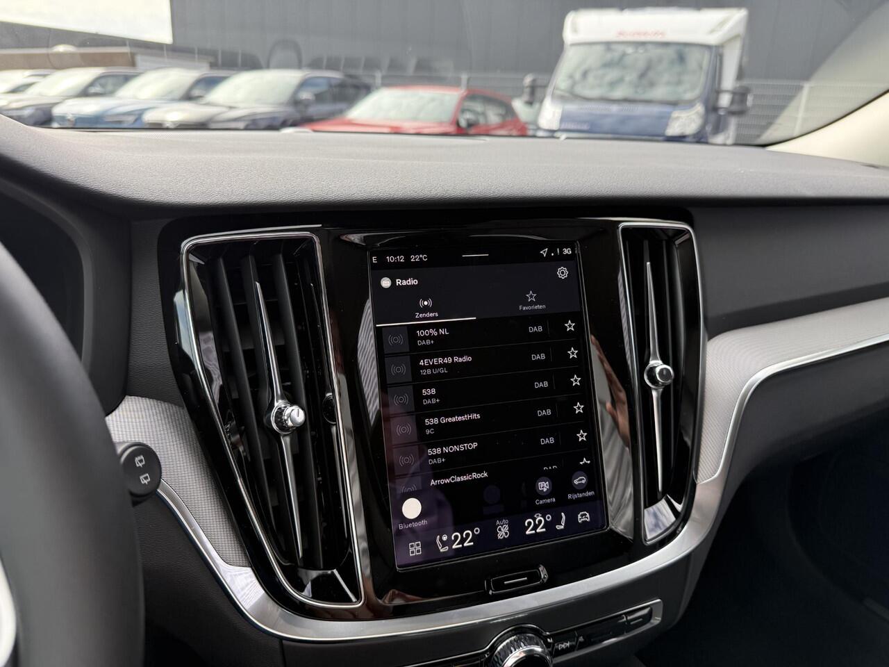 Volvo V60 2.0 T6 Plug-in hybrid AWD Essential | Black Pack | MJ 2026 | Leder | Blis | Adaptieve Cruise controle | 19" | Stuur + Stoelverwarming | Google | Camera | Getint glas |