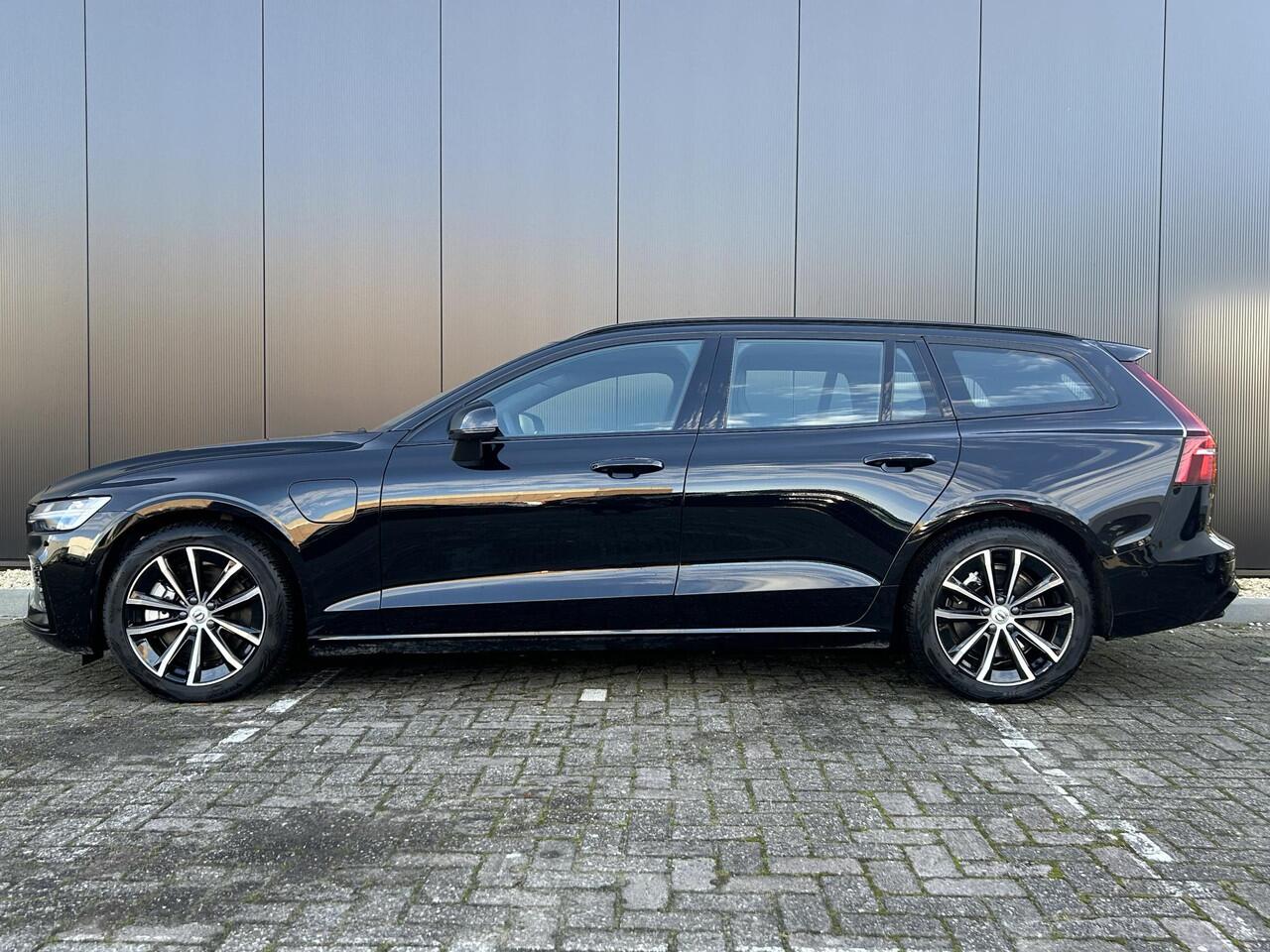 Volvo V60 2.0 T6 Plug-in hybrid AWD Plus Dark Adaptieve cruise control / BLIS / 360 camera / elektr. verst. Contourstoelen / stuur-,stoel-, voorruit verw. / Harman Kardon audio / Trekhaak / Keyless drive / All season banden