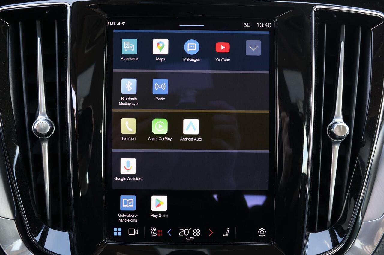 Volvo V60 B3 Essential Edition - IntelliSafe Assist & Surround - Parkeercamera achter - Verwarmde voorstoelen, stuur & achterbank - Parkeersensoren voor & achter - Draadloze tel. lader - High Performance audio - Elektr. inklapbare trekhaak - 18' LMV