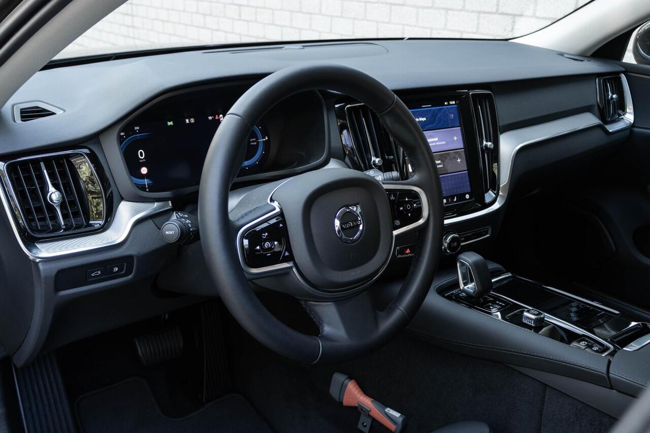 Volvo V60 T6 Plug-in hybrid AWD Plus Bright | Lederen interieur | Semi Elektrische Trekhaak | Keyless | Climate Pack | Elektrisch verstelbare stoelen | Adaptieve Cruise Control | Google Infotainment | 19 inch Lichtmetalen velgen | Parkeercamera en sensoren rondom |