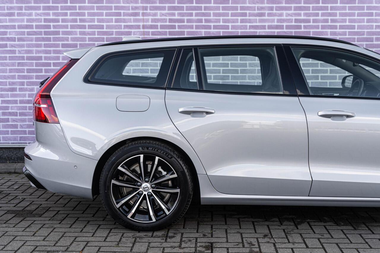 Volvo V60 2.0 T6 Plug-in hybrid AWD Plus Dark | Harman Kardon Audio | Trekhaak | Stoel- / Stuurverwarming Voor + Achter | 360 Camera | Adaptive Cruise | Long Range | Google | Carplay | Dodehoekdetectie