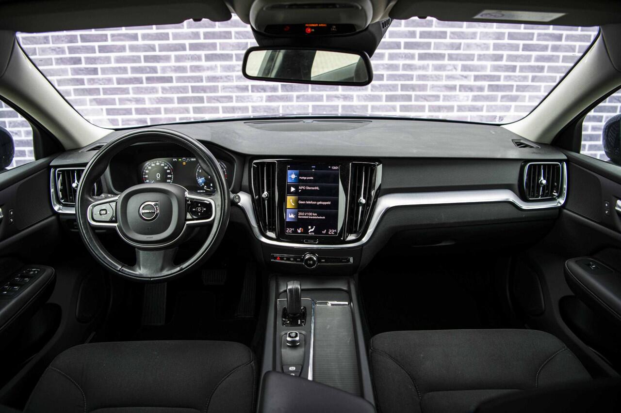 Volvo V60 2.0 B3 Momentum Advantage | Stoel- en stuurverwarming | Achteruitrijcamera | Parkeersensoren voor + achter | 17" velgen | Navigatie | Apple Carplay / Android Auto | LED koplampen |