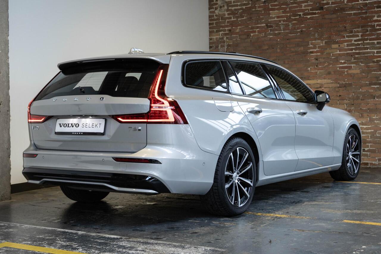 Volvo V60 T6 Plug-in hybrid AWD Plus Dark | Elek. glazen Panorama dak |Verwarmbare Voorstoelen (met geheugen), Stuurwiel en Achterbank | Semi-Elektrische Trekhaak | Verwarmbare Voorruit | Premium Audio by Harman Kardon | 360-Camera