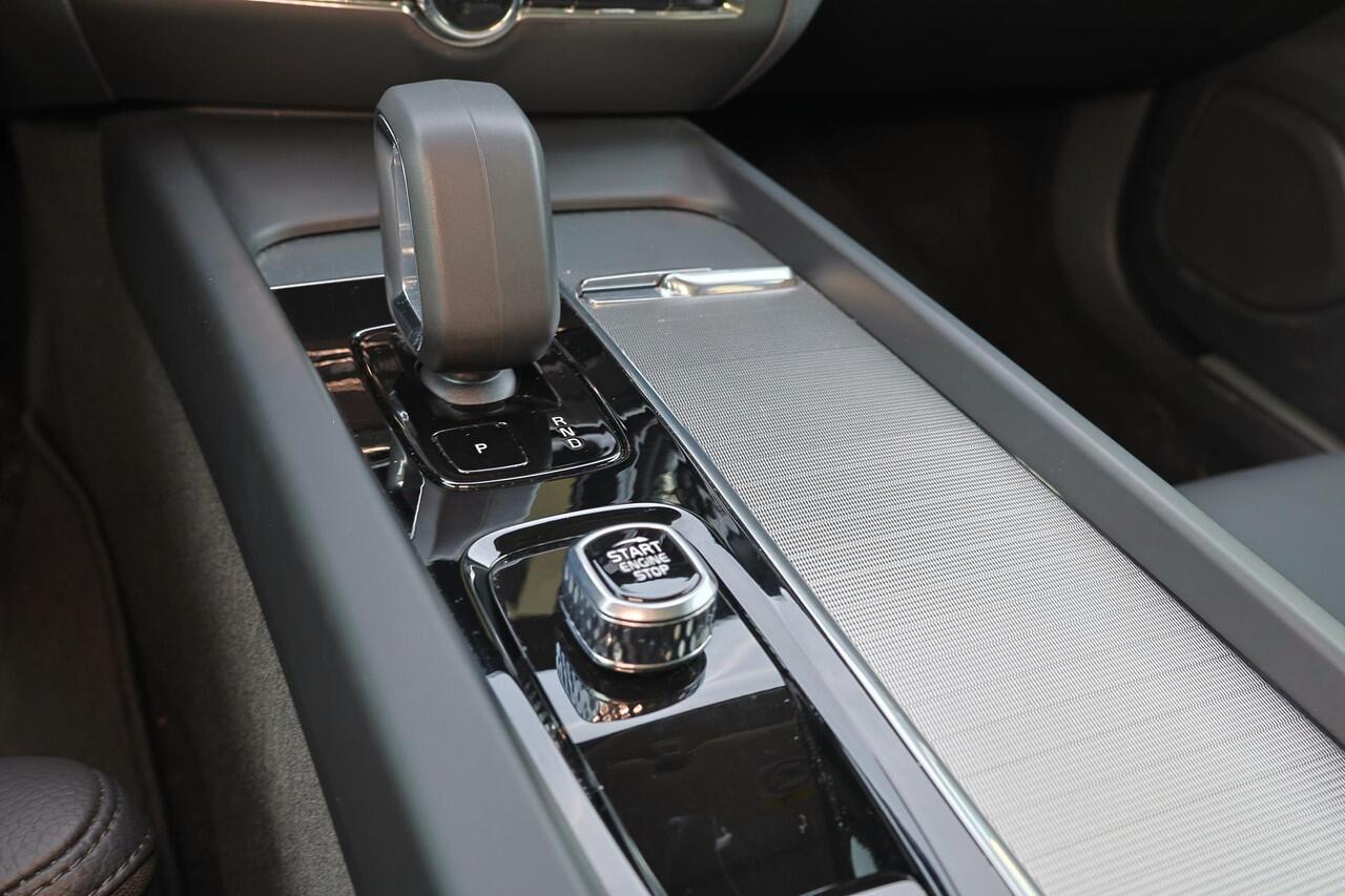 Volvo V60 B4 Plus Dark - Panorama/schuifdak - IntelliSafe Assist & Surround - 360º Camera - Harman/Kardon audio - Adaptieve LED koplampen - Verwarmde voorstoelen, stuur & achterbank - Parkeersensoren voor & achter - Elektr. bedienb. voorstoelen met geheugen - Draad