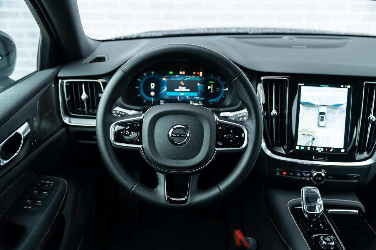 Volvo V60 T6 Plug-in hybrid AWD Plus Dark | Long Range | Trekhaak | All-seasonbanden | Elektr. bedienbaar schuif-\-kanteldak | Adaptive Cruise Control | Extra getint glas | 360 Camera | Stoelverwarming voor + achter | Verwarmd stuurwiel | Elektr. verwarmde voorruit
